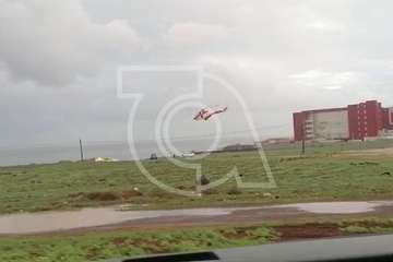 Un helicóptero del GES rescata a un surfista en apuros en aguas de Telde/TA.